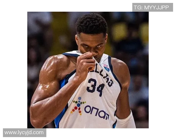 镜头捕捉：字母哥赛场小动作引发热议