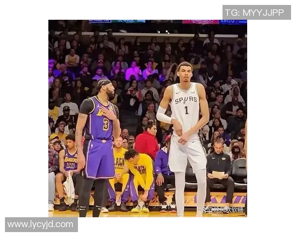 冲突升级！浓眉与教练发生激烈争执